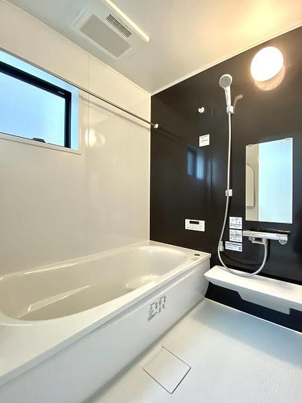 1日の疲れをゆっくりと癒すバスルーム。浴室換気乾燥機つきなので、入浴後の換気だけでなく衣類の乾燥にも重宝します。