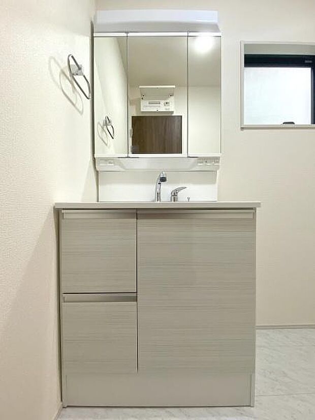 三面鏡付きの洗面台です。鏡裏にも収納可能。