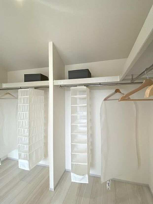 ウォークインクローゼット内の様子。小物の整理もしやすい造りです。