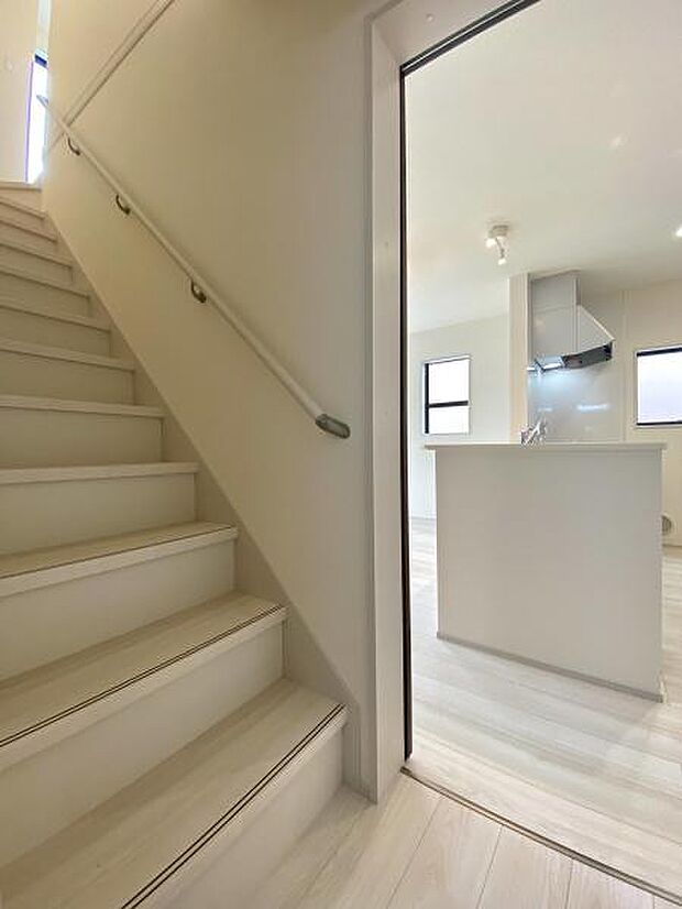 階段には手すりがついているので昇り降りが安心です。