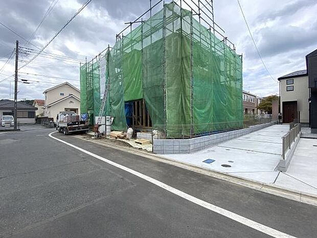 交通量の少ない道路に面しています。