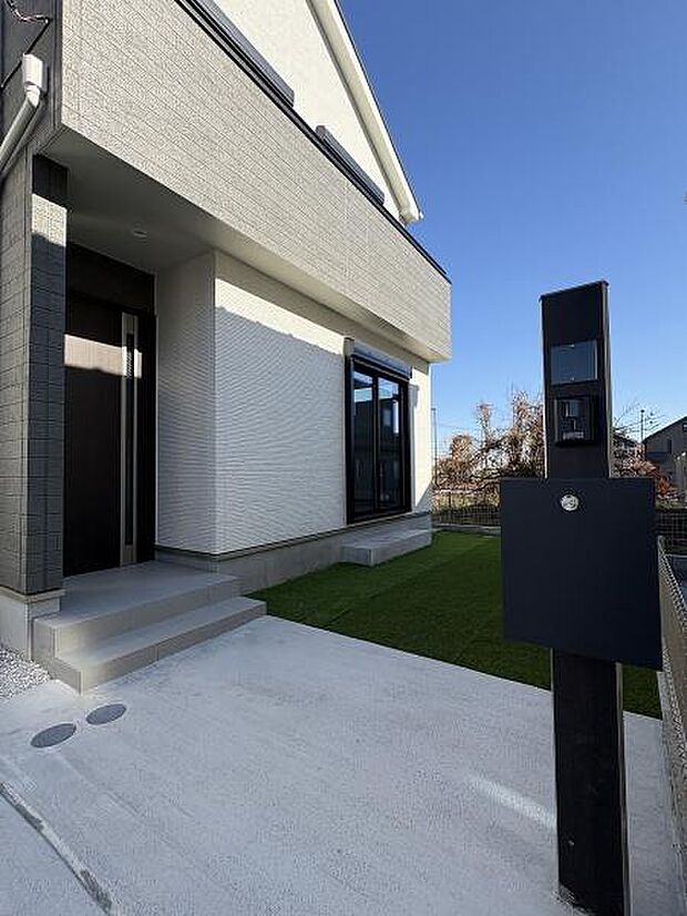 玄関外の様子です。モニターカメラ付きのインターホンで訪問者が確認できます。