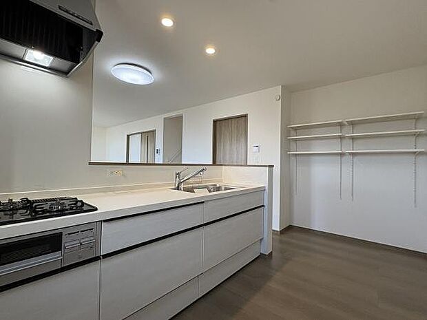 家族みんなで使いやすいシステムキッチン。