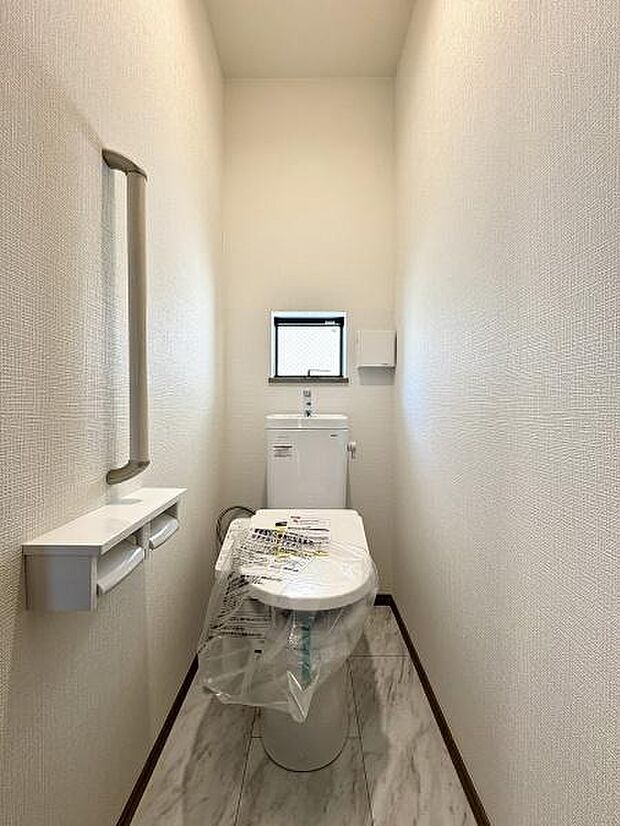 窓付きで明るいトイレ。