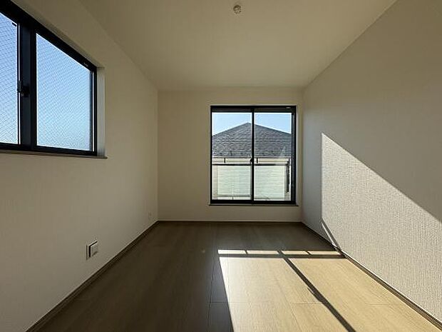 バルコニーに面した6帖洋室。