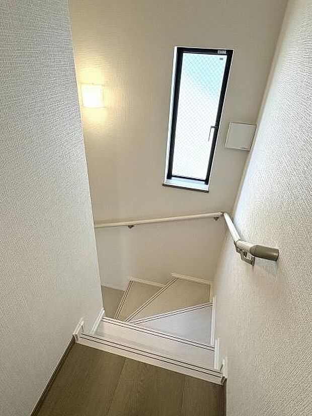 階段には手すりがついているので昇り降りが安心です。