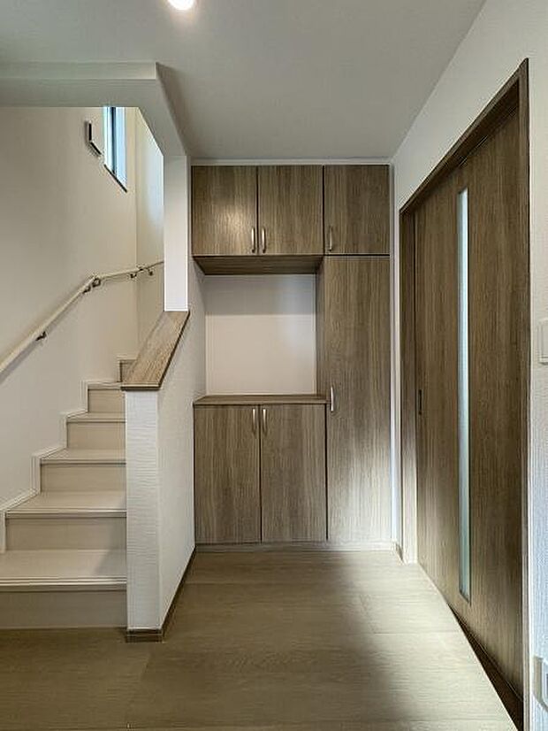 たっぷりと収納できるシューズボックスを備えた玄関内。