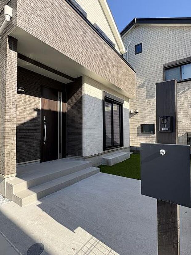 玄関外の様子です。モニターカメラ付きのインターホンで訪問者が確認できます。