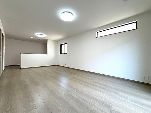 上部に窓があり明るいLDK。19.5帖です。