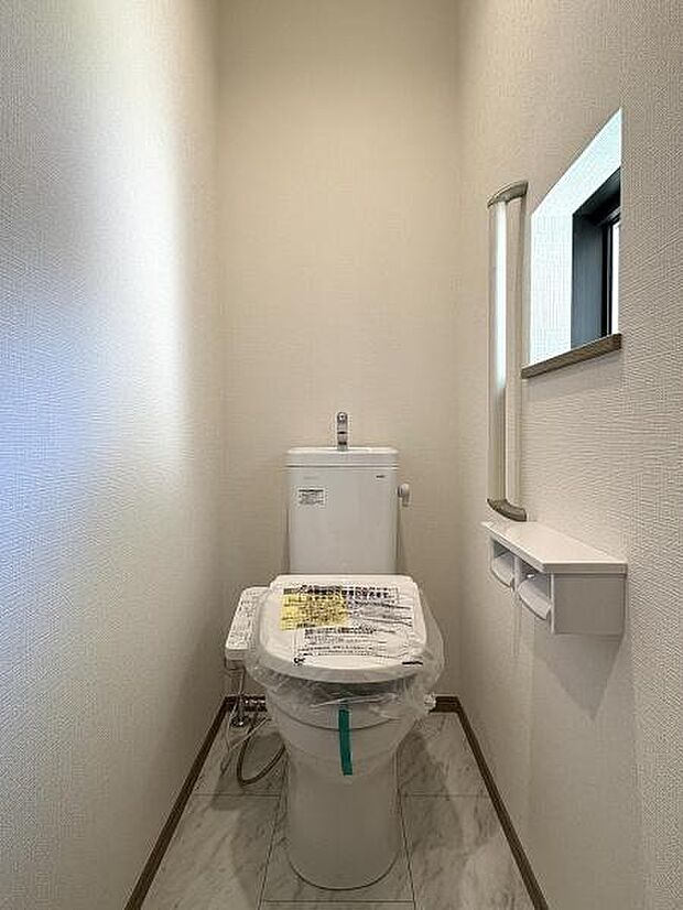窓付きで明るいトイレ。