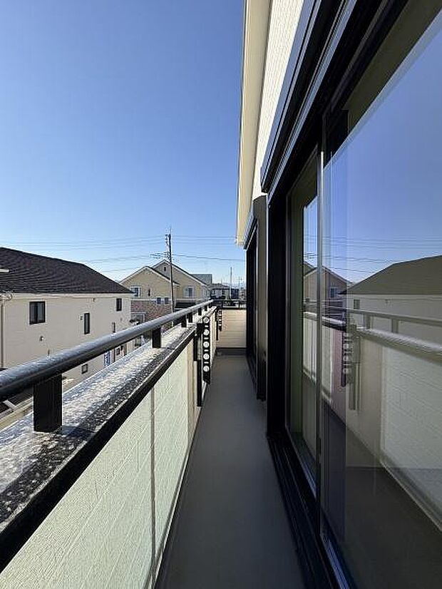 室内に明るさを運ぶバルコニー。