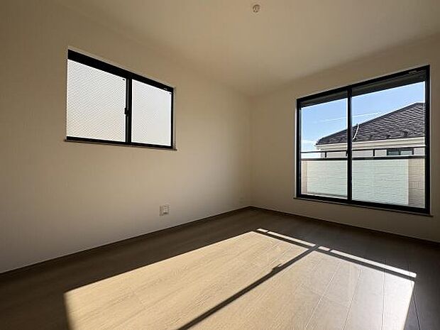 バルコニーに面した6帖洋室。