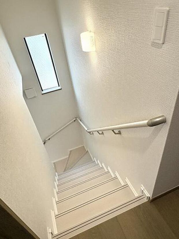 階段には手すりがついているので昇り降りが安心です。