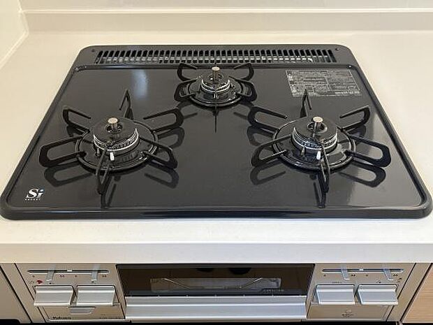 3口タイプのガスコンロで同時調理が可能です。