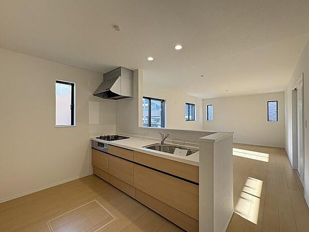 家事をしながらコミュニケーションが取れる対面式キッチン。