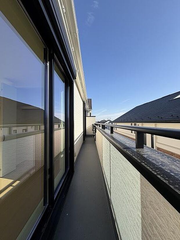 二部屋から出入り可能なワイドなバルコニー。