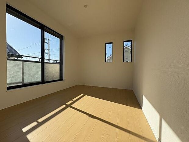 バルコニーに面した6帖洋室。