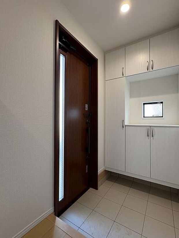 玄関にはたっぷり収納できるシューズボックスがあります。