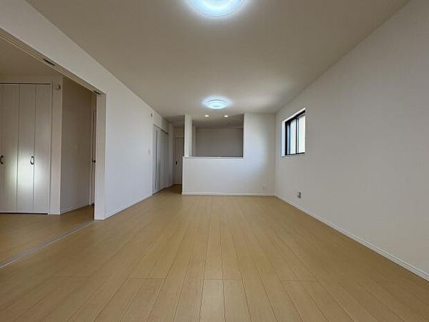 隣接した洋室と合わせて広々と使えるリビング。