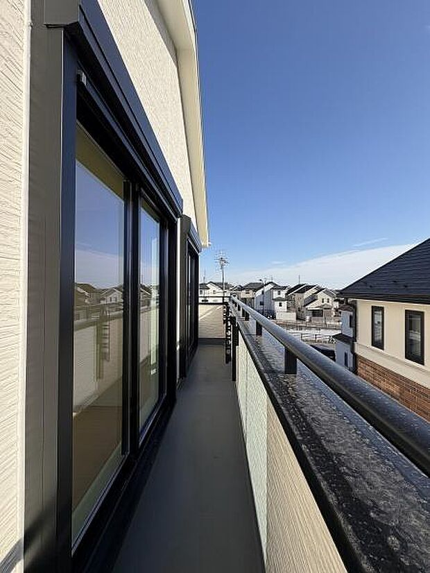 二部屋から出入り可能なワイドなバルコニー。