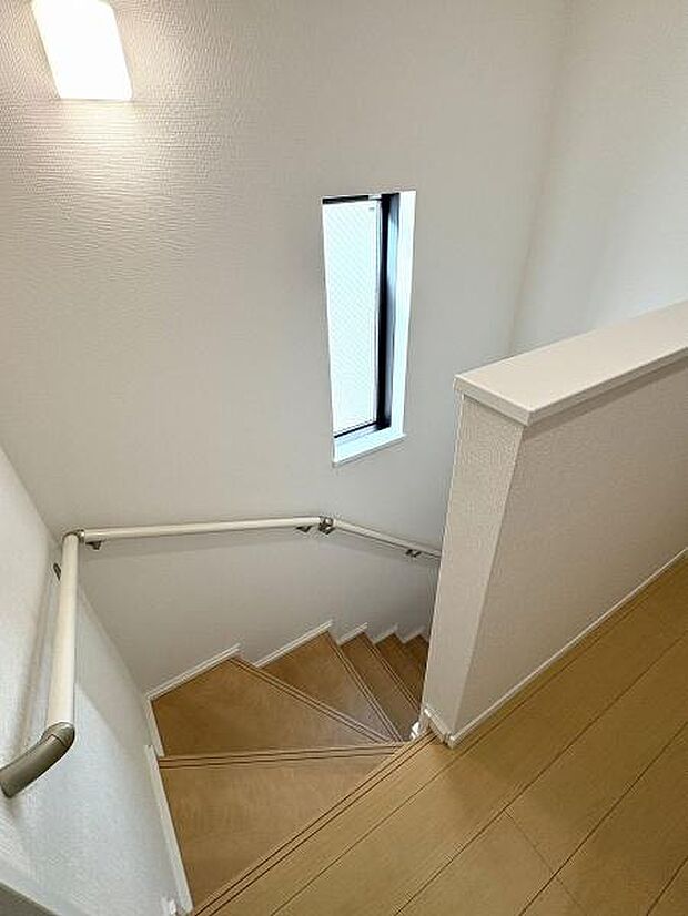 階段には手すりがついているので昇り降りが安心です。