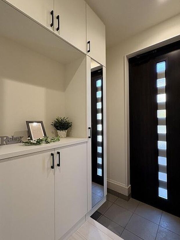 たっぷりと収納できるシューズボックス。姿見が付いているのでお出かけ前の身だしなみチェックができ便利です。