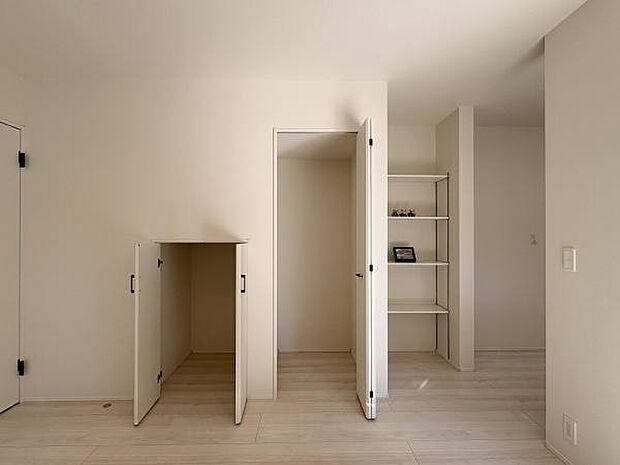 リビングクローゼットやオープン収納があるのでお掃除道具や防災品・雑貨などの収納に便利です。