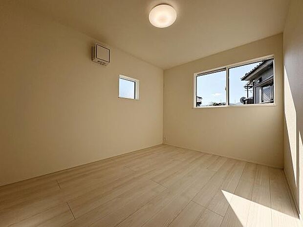 6帖洋室。こちらのお部屋はバルコニーに面していませんが、その分静かにお過ごしいただけます。