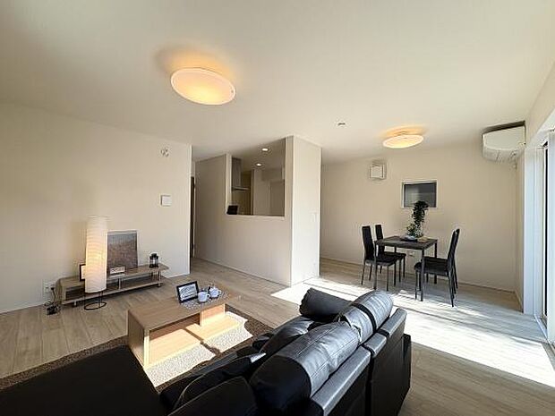 開放感のあるリビング。日当たりも良好です。