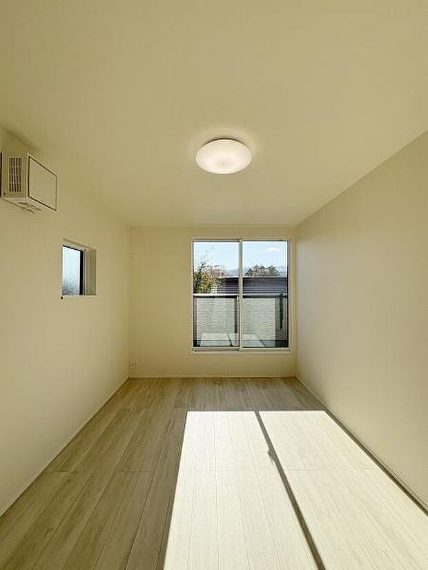 バルコニーに面した主寝室におすすめの7帖洋室。