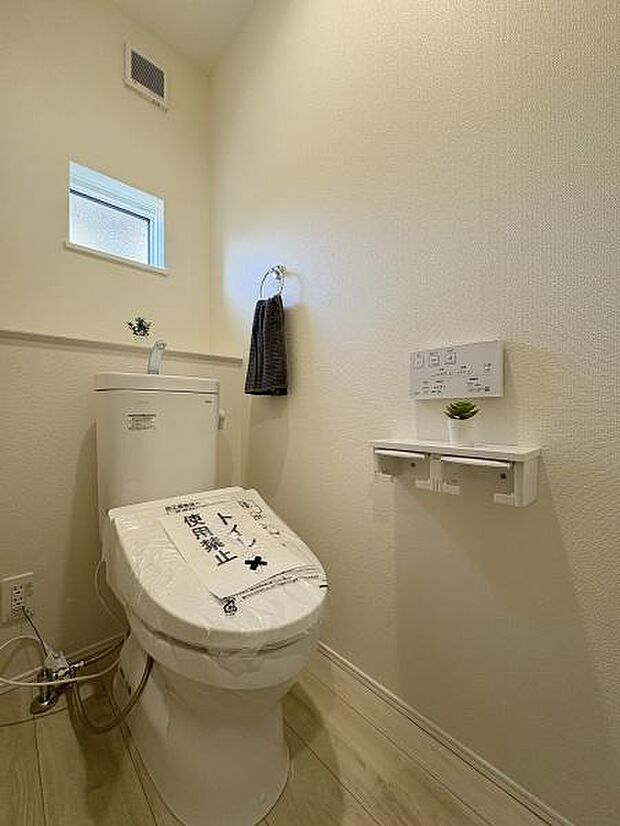 1階・2階にそれぞれ設けられたトイレは温水洗浄便座です。(写真は2階トイレ)