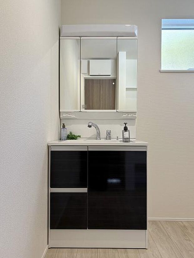 収納豊富な洗面台。備品をすっきりさせることで生活感が出にくくなります。