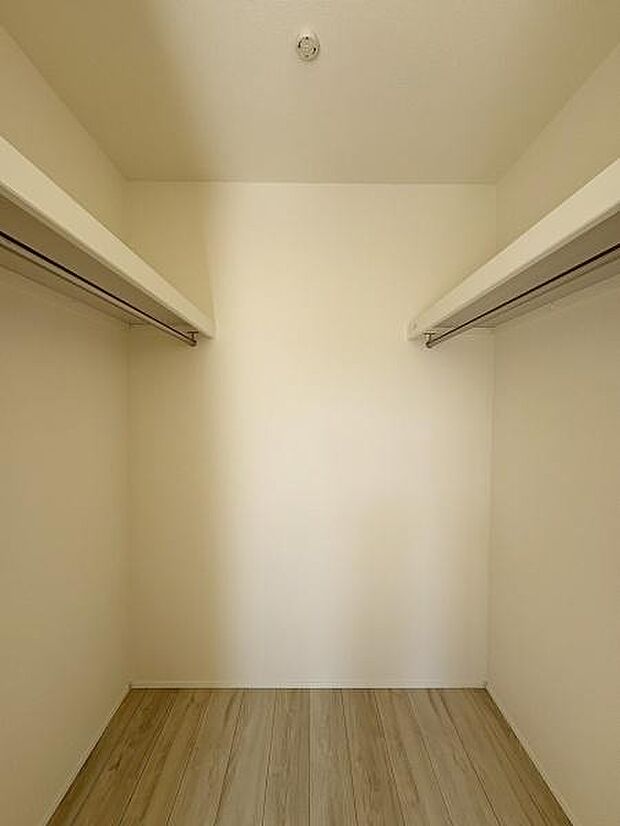 大容量がうれしいウォークインクローゼット。