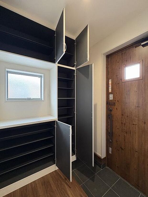 たっぷりと収納できるシューズボックスを備えた玄関。