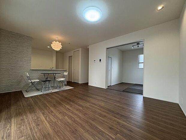 洋室の扉を開けて一続きの空間としてお使いいただけます。