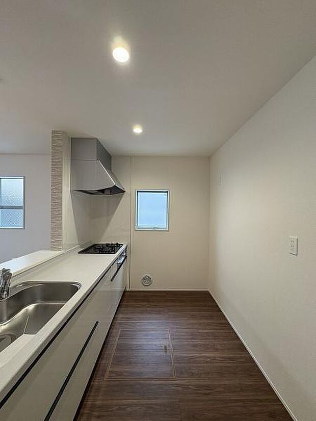 換気に便利な窓付きのキッチン。床下収納付きです。