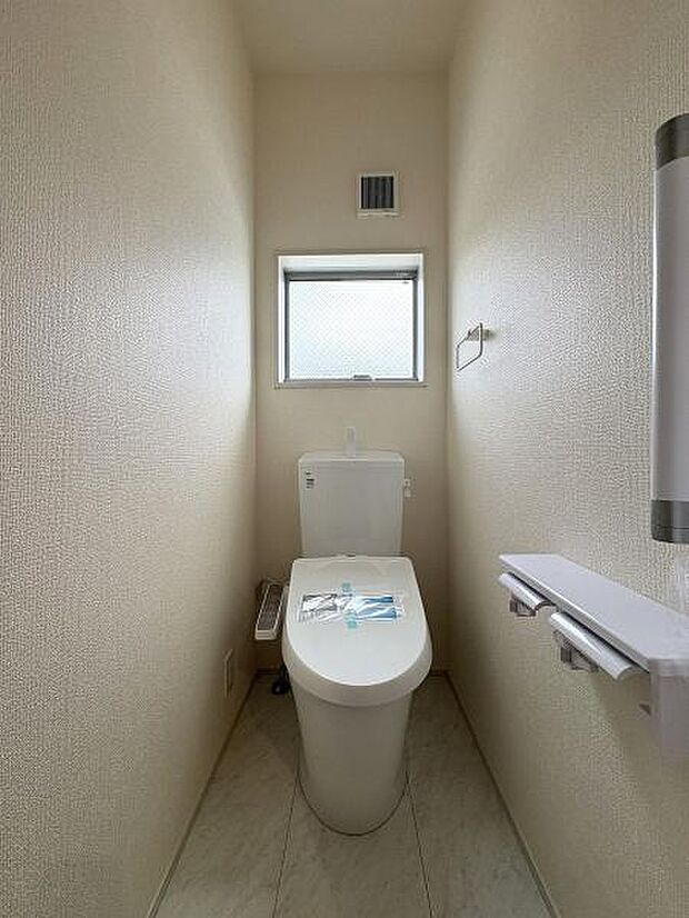 立ち上がりに便利な手すり付きのトイレ。温水洗浄便座です。