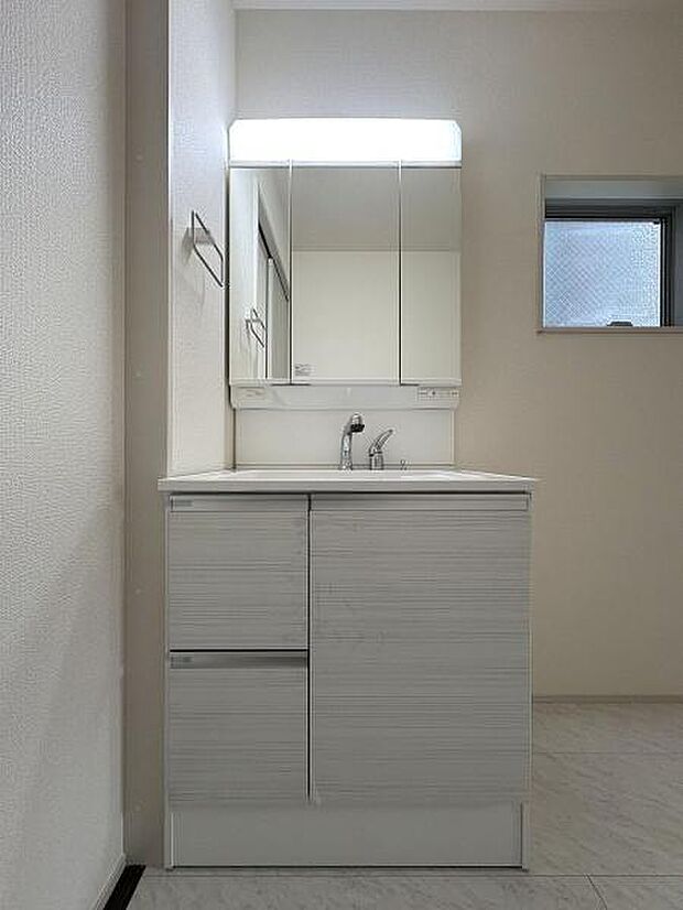 収納豊富な洗面台。備品をすっきりさせることで生活感が出にくくなります。