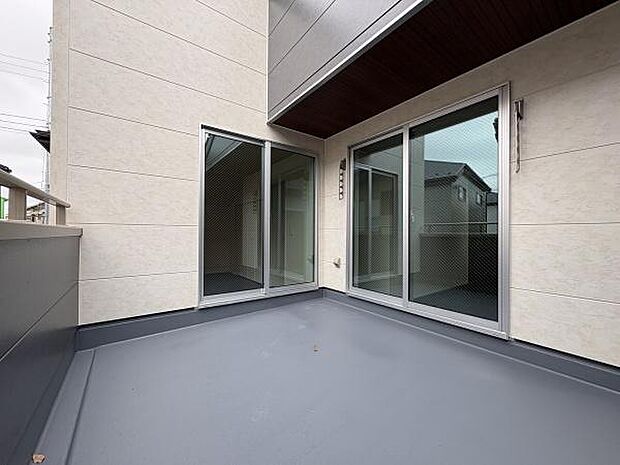 2部屋から出入りできるバルコニー。陽当り・通風良好です。