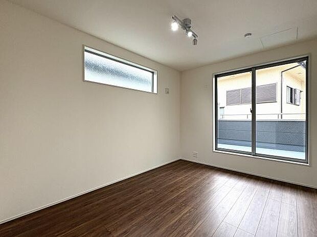 バルコニーに面した約6.5帖洋室。