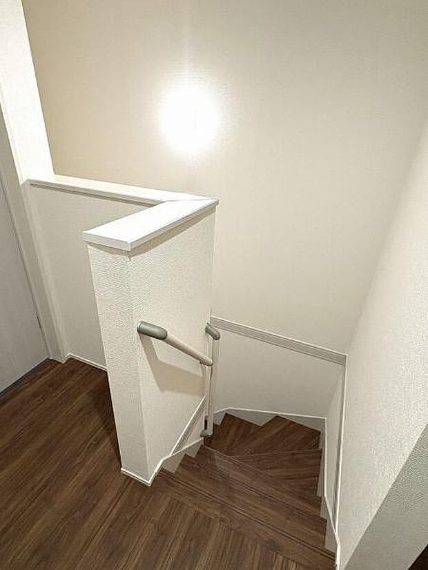 階段には手すりがついているので昇り降りが安心です。