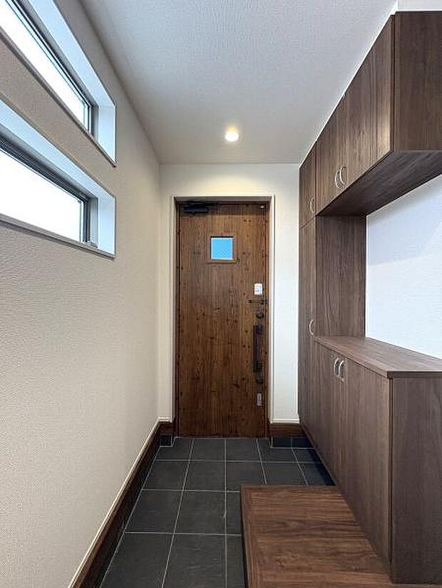 たっぷりと収納できるシューズボックスを備えた玄関。