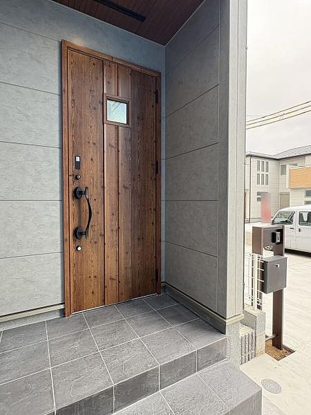 玄関外の様子です。モニターカメラ付きのインターホンで訪問者が確認できます。