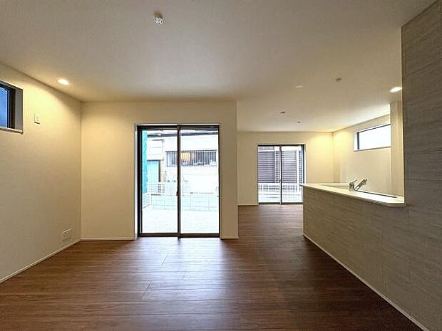 L字型リビングは広々20帖。家具の配置や壁面によってリビング、ダイニング、キッチンを緩やかに区切ることができます。