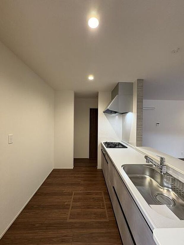 収納豊富なシステムキッチン。