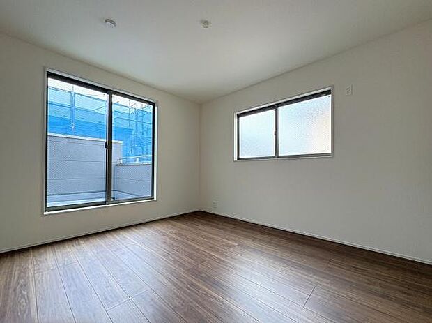 バルコニーに面した主寝室におすすめの7.5帖洋室。