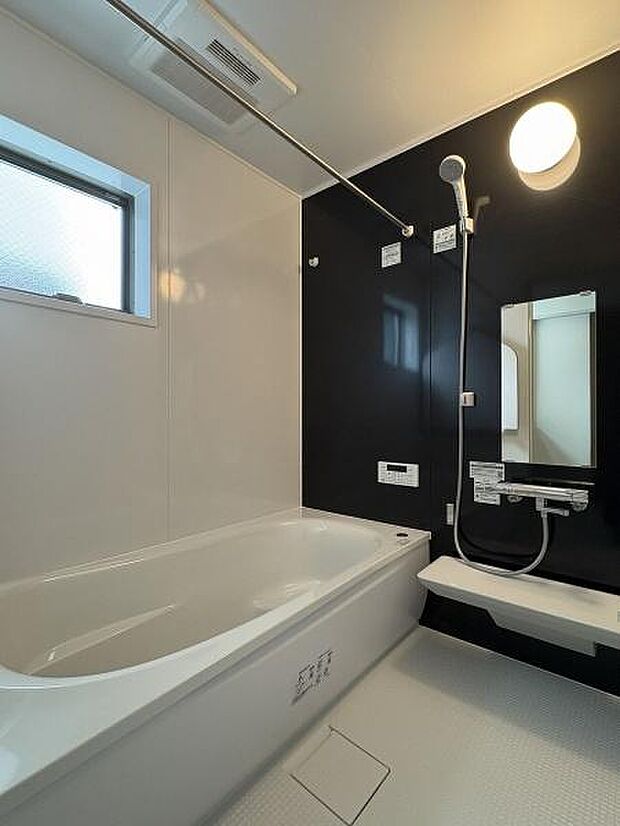 浴室換気乾燥機付きなので冬場も温かく、体温の急激な変化を防ぎます。また、雨の日が続いても洗濯物が乾かせます。