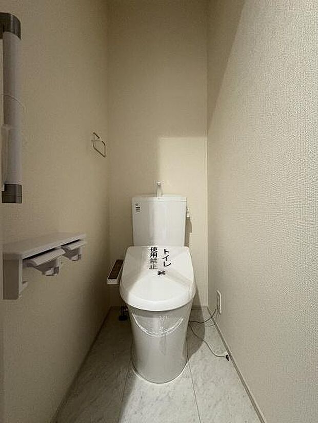 立ち上がりに便利な手すり付きのトイレ。温水洗浄便座です。