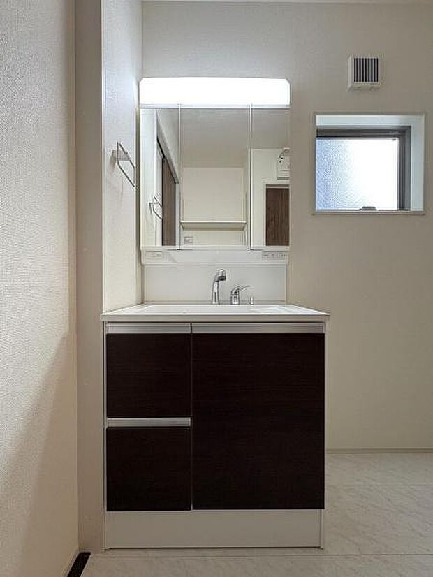 収納豊富な洗面台。備品をすっきりさせることで生活感が出にくくなります。