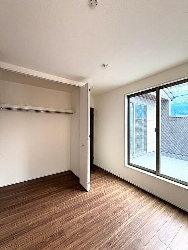 7.5洋室内クローゼット。棚付きで小物類もしっかり収納できます。